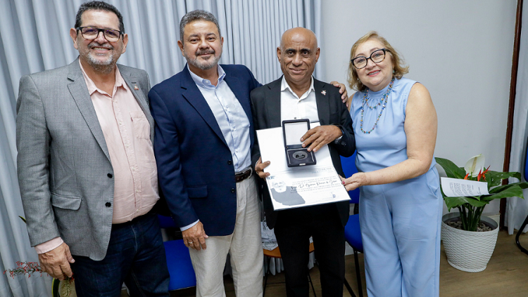 Reitor da UFPA recebe Comenda Paulo Freire 2025 em reconhecimento à trajetória na educação